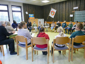 Symbolische Mantelteilung mit den Kommunionkindern (© Karl-Franz Thiede)